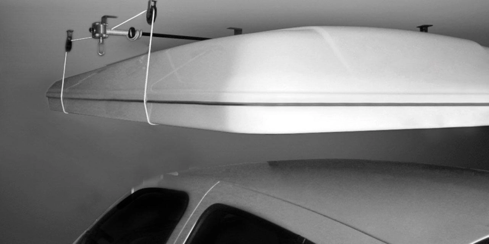 Support pour tente de toit installé dans le garage