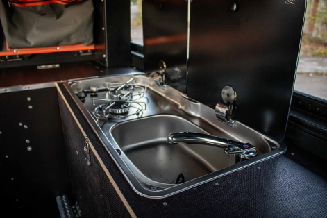 Cuisine installée dans un Canopy Camper par Equip'Raid