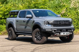 Tente de toit montée sur ala benne d'un pick up Ford Ranger Raptor