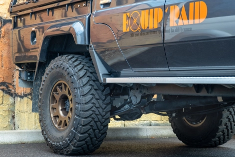 Toyota Land Cruiser 79 avec ressorts à lames paraboliques