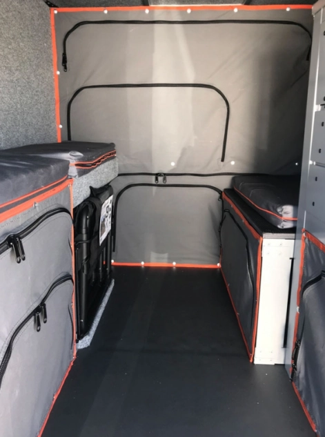 Le fond de la cellule Khaya est occupé par de grandes pochettes de rangement permettant d'y placer cousisn et accessoires.