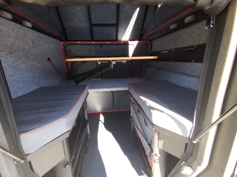 Intérieur de la cellule Khaya avec table amovible