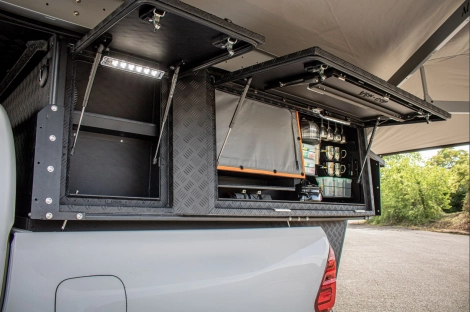 Rangement et cuisine de la cellule Khaya Alu-Cab