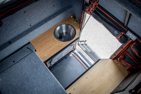 Vue plongeante sur l'espace de vie de la cellule Khaya