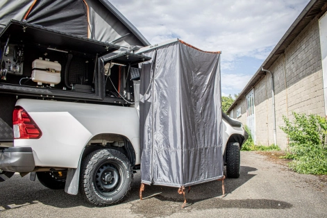 Auvent douche de la cellule Khaya Alu-Cab