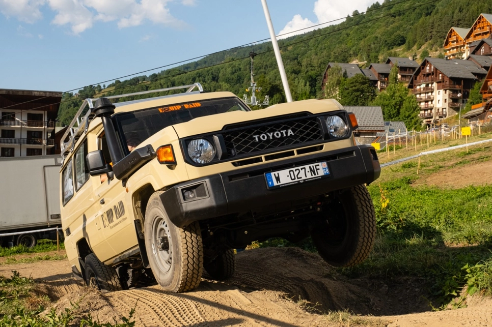 Toyota Land Cruiser 78 équipé de lames classiques au salon de Valloire 2024