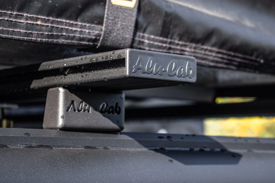 Il faut monter sa tente de toit sur des barres et non pas sur une galerie de toit