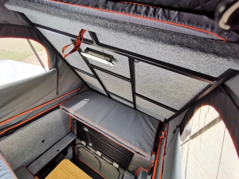 Vue intérieure de la cellule Khaya avec éclairage intégré