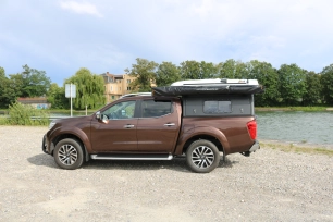 Nissan Navara D23 avec tente de toit montée chez Equip'Raid Alsace
