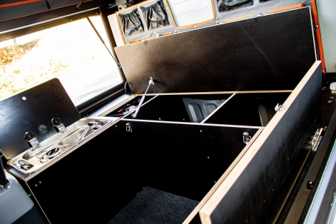 Aménagement intérieur réalisé par Equip'Raid pour Canopy Camper, Hardtop ou Cellule