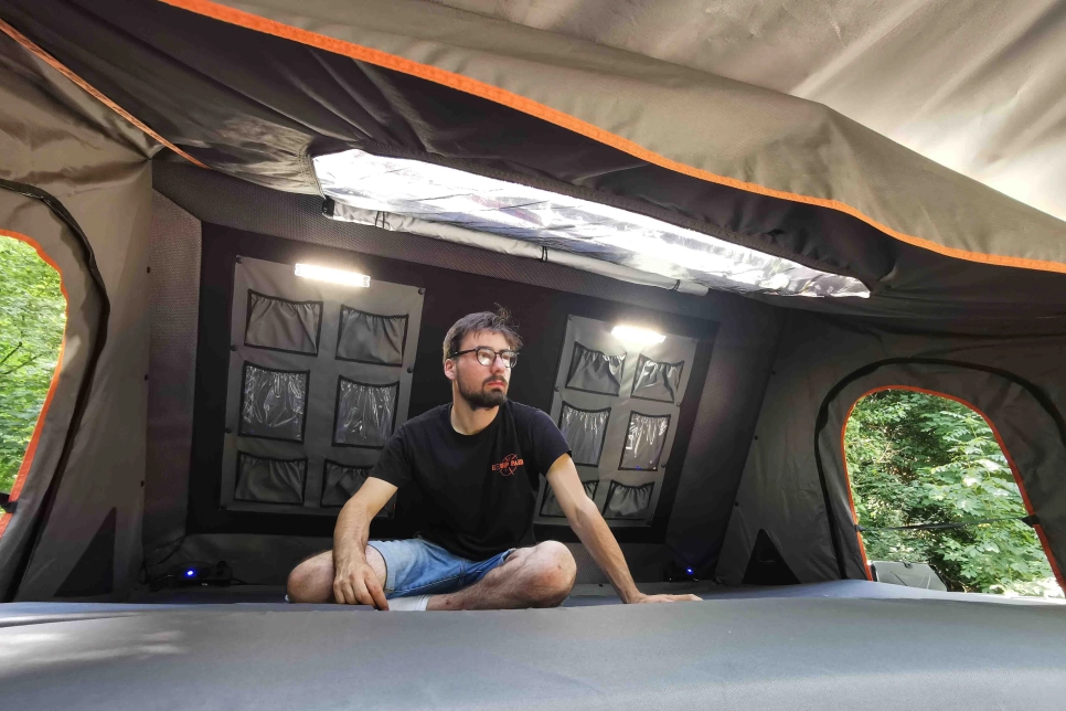 Intérieur de la tente du Modcap Family avec une personne