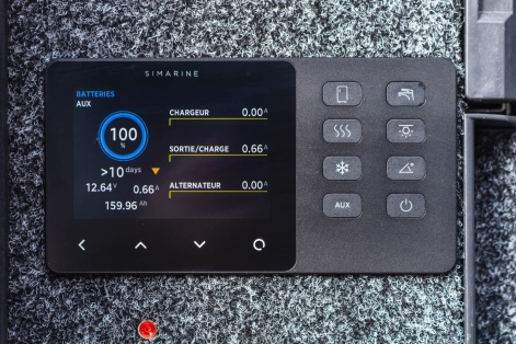 Panneau de contrôle simarine pour système électrique installé chez equip'Raid