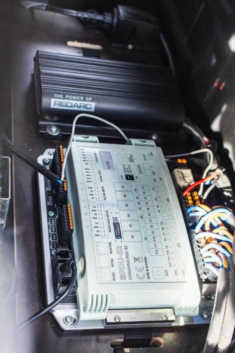 Intégration du système électrique dans les espaces laissés libres de chaque côté des tiroirs ARB