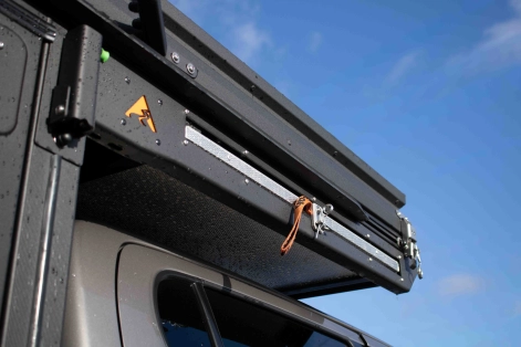 Support pour table de camping Alu-Cab intégré au toit du modcap Family.