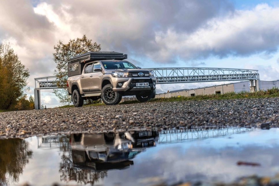 Le Toyota Hilux avec modcap family préparé par Equip'raid
