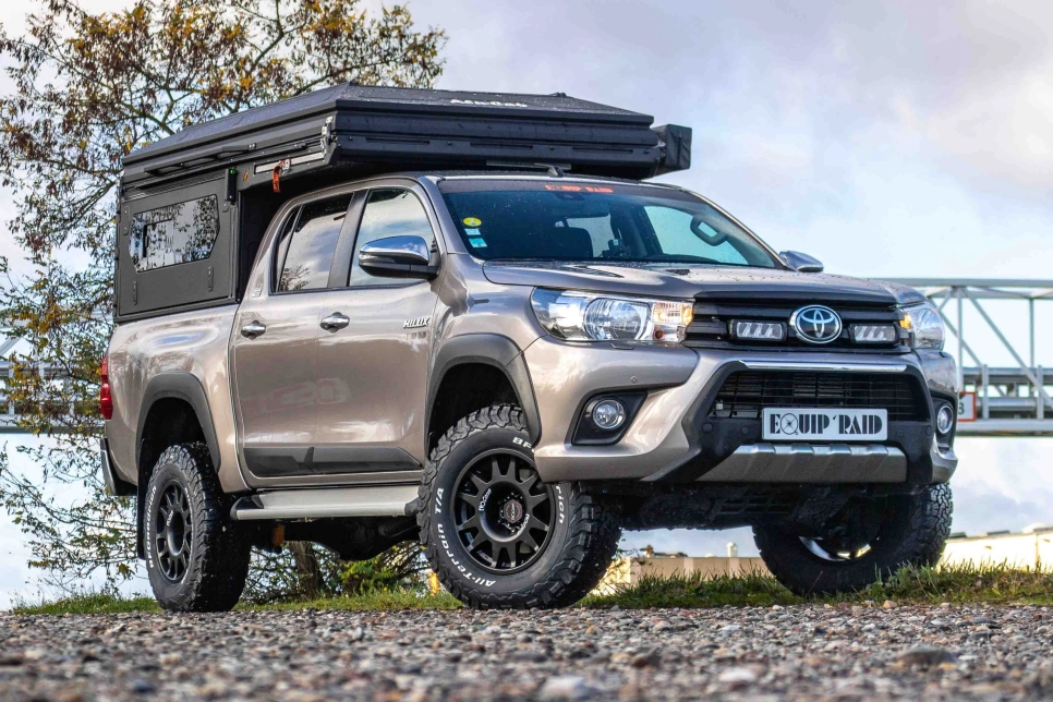 Toyota hilux revo avec modcap family Alu-Cabpréparé chez Equip'Raid Mulhouse