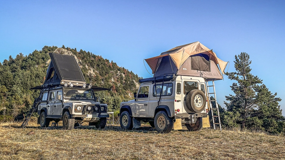Tentes de toit rigide et souple montées sur deux Land Rover Defender préparation 4x4 tout terrain Alsace