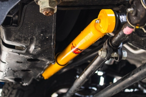 Toyota Land Cruiser 76 préparé par Equip’Raid avec suspension Terrain Tamer amortisseur de direction