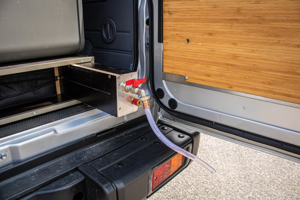 Aménagement du Toyota J76 préparé par Equip'Raid robinet d'eau extensible