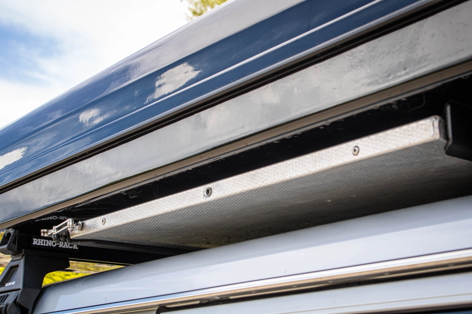 Table de camping et support Alu-Cab sous la tente