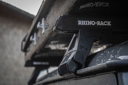 Barres de toit aluminium Rhino Rack vendu par Equip'Raid