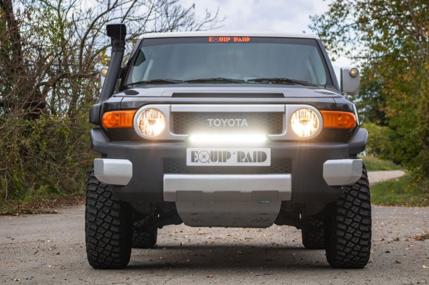 Face avant d'un Toyota fj cruiser quipé par Equip'Raid Mulhouse