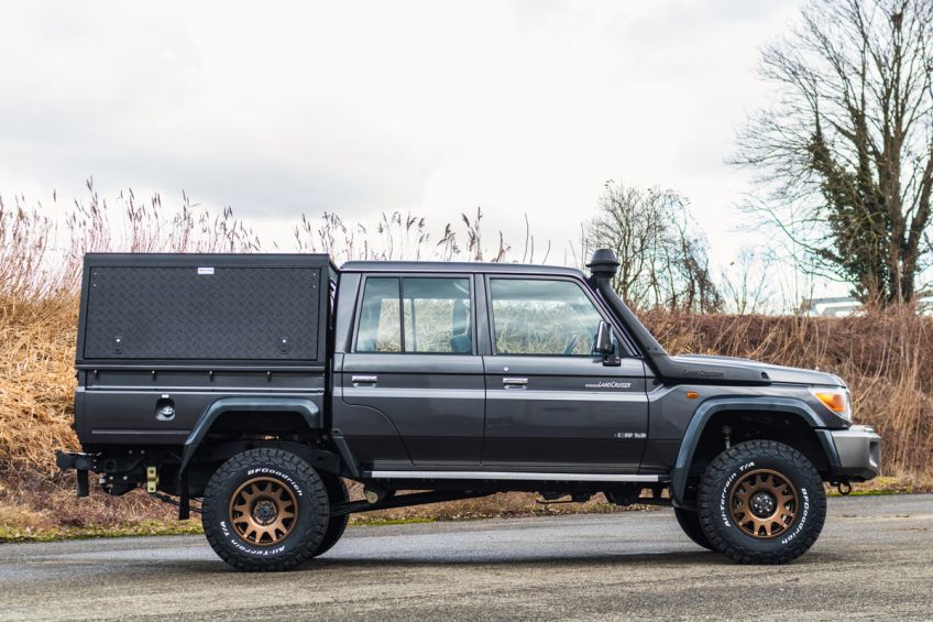 toyota land cruiser 79 équipé d'un hardtop Alu-Cab et de jantes evo Corse préparé par Equip'Raid Alsace