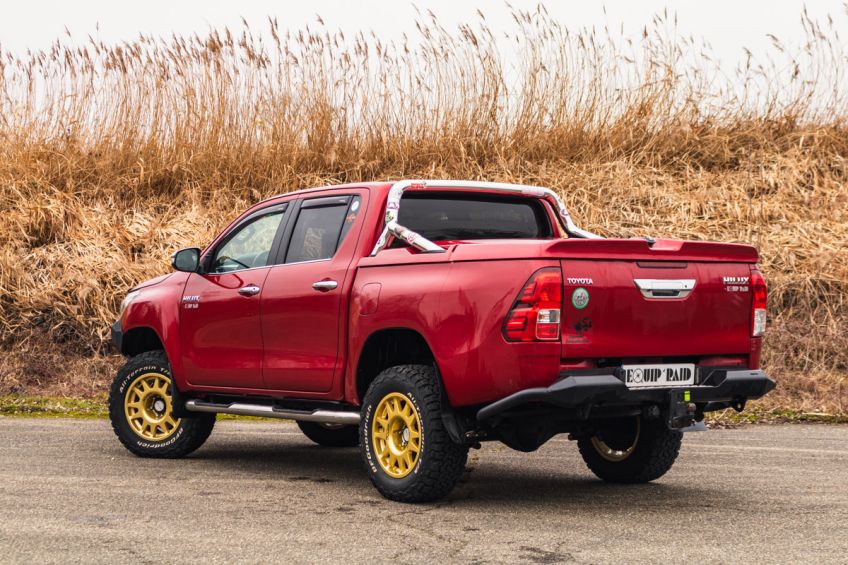 trois quart arrière du toyota hilux revo préparé offroad 4x4 chez Equip'Raid