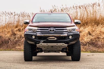 toyota hilux revo équipé d'un pare choc Rhino 4x4 et d'un treuil T-max