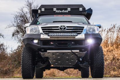 Pare choc avant Rhino 4X4 monté sur un Toyota Hilux par Equip'Raid