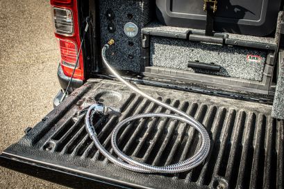 reserve d'eau et douchette dans un véhicule tout terrain 4x4