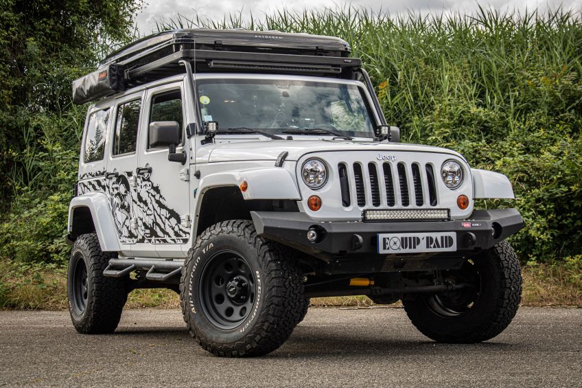 Jeep Wrangler JK équipée par Equip'Raid avec tente de toit et accessoires 4x4 tout-terrain