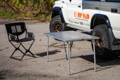 Table de camping Alu-Cab et chaise epander Frontrunner vendue par Equip'Raid