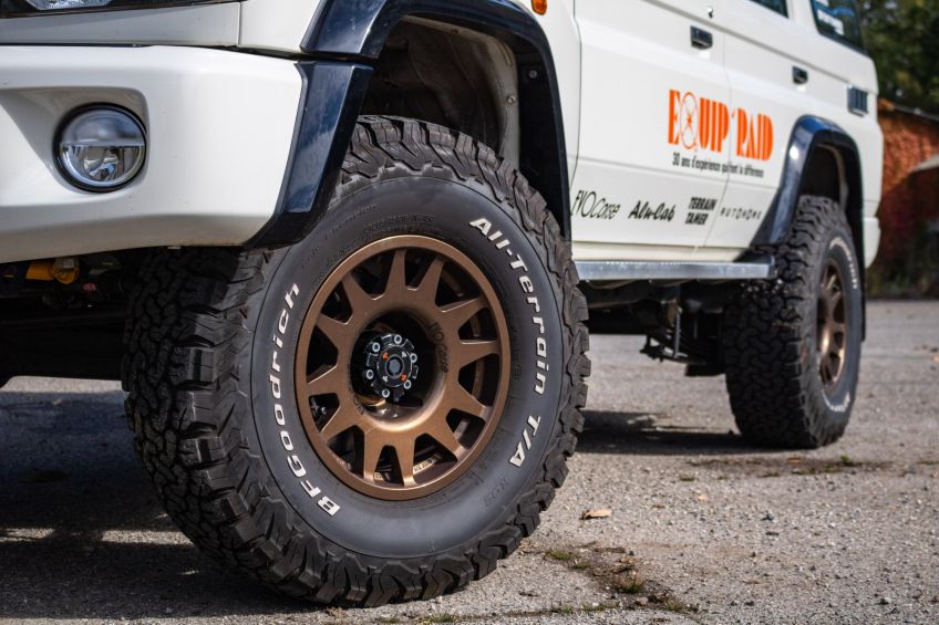 Jantes en aluminium renforcées EVO CORSE Dakar Zero montées sur un toyota Land Cruiser J76