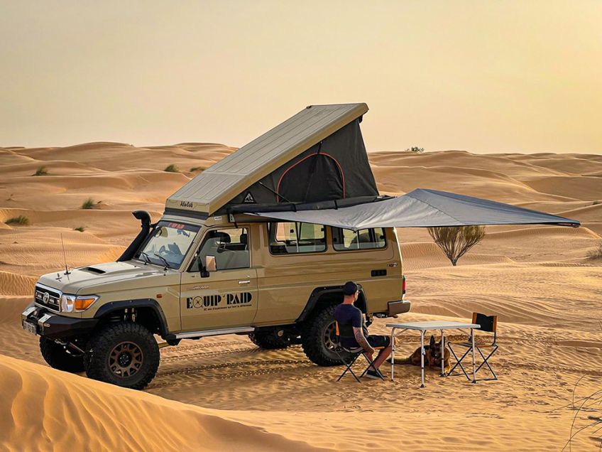 Toyota Land Cruiser 78 avec toit relevable dans le désert tunisien préparé par Equip'Raid