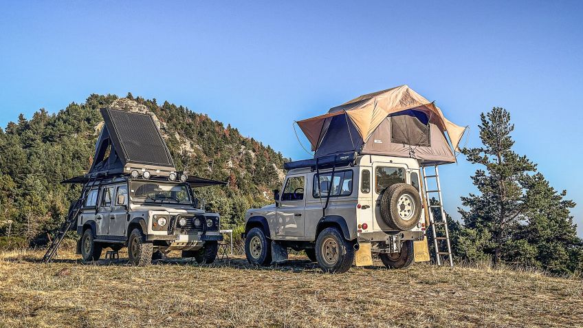 Tentes de toit rigide et souple montées sur deux Land Rover Defender