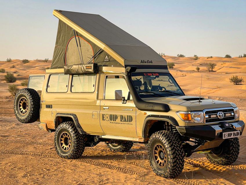 toit relevable alu-cab hercules gen2 dans le désert toyota 78 raid land cruiser