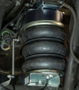 Kit renfort de suspension pneumatiques 3 étages Mad avec compresseur et manomètres pour Mercedes Sprinter/Hymer 907 4X4 avec réhause extrême >60mm