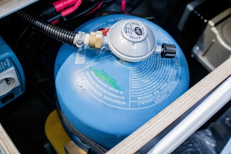 canopy camper Alu-Cab préparation 4x4 Ford ranger PXIII Equip'raid bouteille de gaz